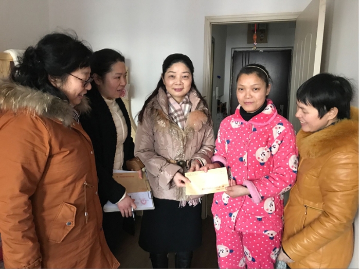 区妇联慰问图1_副本.jpg 区妇联慰问图1_副本.jpg