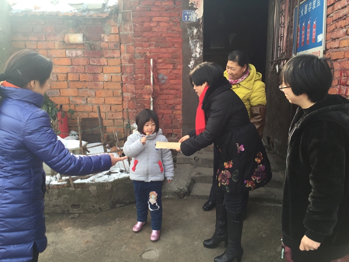 区妇联慰问图_副本.jpg 区妇联慰问图_副本.jpg